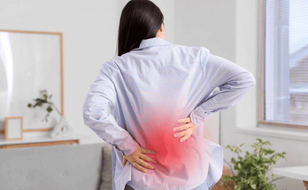 自宅で腰痛に悩む女性