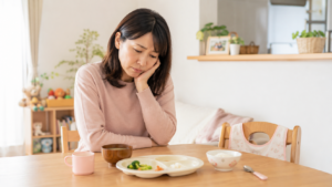 子どもの偏食や食べ残しを見て栄養バランスを心配するママのイメージ