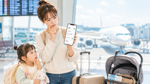 子連れ海外旅行前にスマホ通信を確認する親のイメージ