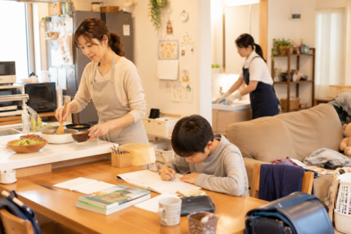 小学生の子どもがいる家庭で家事代行を使う場面