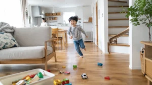家庭内で子どもが走り回り事故が起きそうな危険な様子