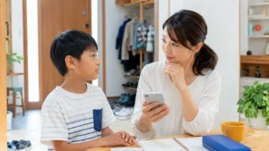 小学生にスマホを持たせる時期を家庭で考えている様子