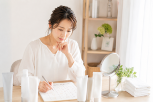 洗顔料選びで比較検討する女性