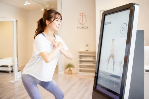 FURDIのようなAIトレーニングジムで運動する女性