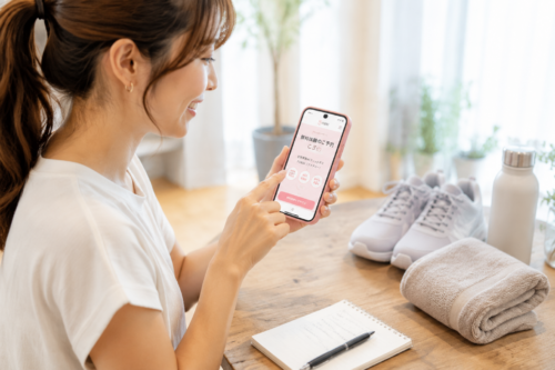 FURDIの無料体験前に持ち物を準備する女性