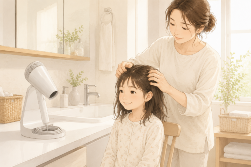 ハンズフリーで子どもの髪を乾かす親子のイメージ