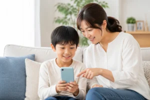 Hamicの口コミを確認する小学生と母親