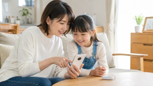 Hamic見守りスマホを親子で確認する様子