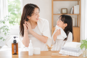 子育て中に時短ヘアケアをするママ