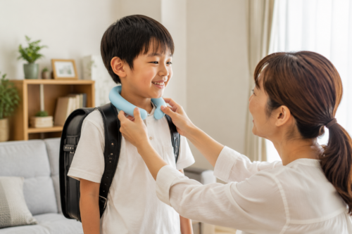 ネッククーラーのサイズを確認する小学生