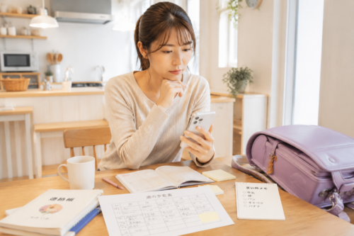子育て中のママがジムに通う時間を確認している様子