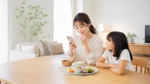 モグモデリの口コミをスマホで確認する小学生ママ