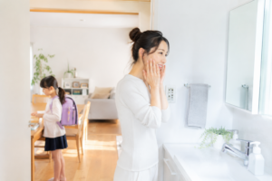 朝の支度で忙しいママの洗顔イメージ