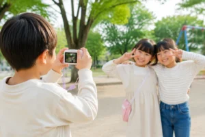子どもがmyFirst Cameraで公園の友達を撮影して楽しむ様子