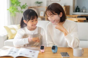 親子でキッズスマートウォッチを選んでいるイメージ