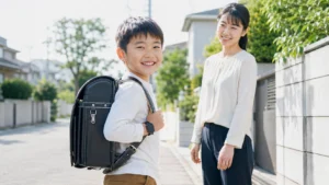 myFirst Foneを利用する小学生と見守る母親