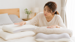 横向き寝のシワ対策で枕の高さを確認する様子
