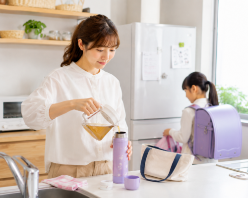 小学生の水筒を朝準備するママ