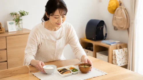 冷凍宅配弁当にご飯と汁物を加えて食事量を調整する保護者