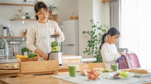 小学生向け朝ごはんスムージーの材料を準備するキッチン風景
